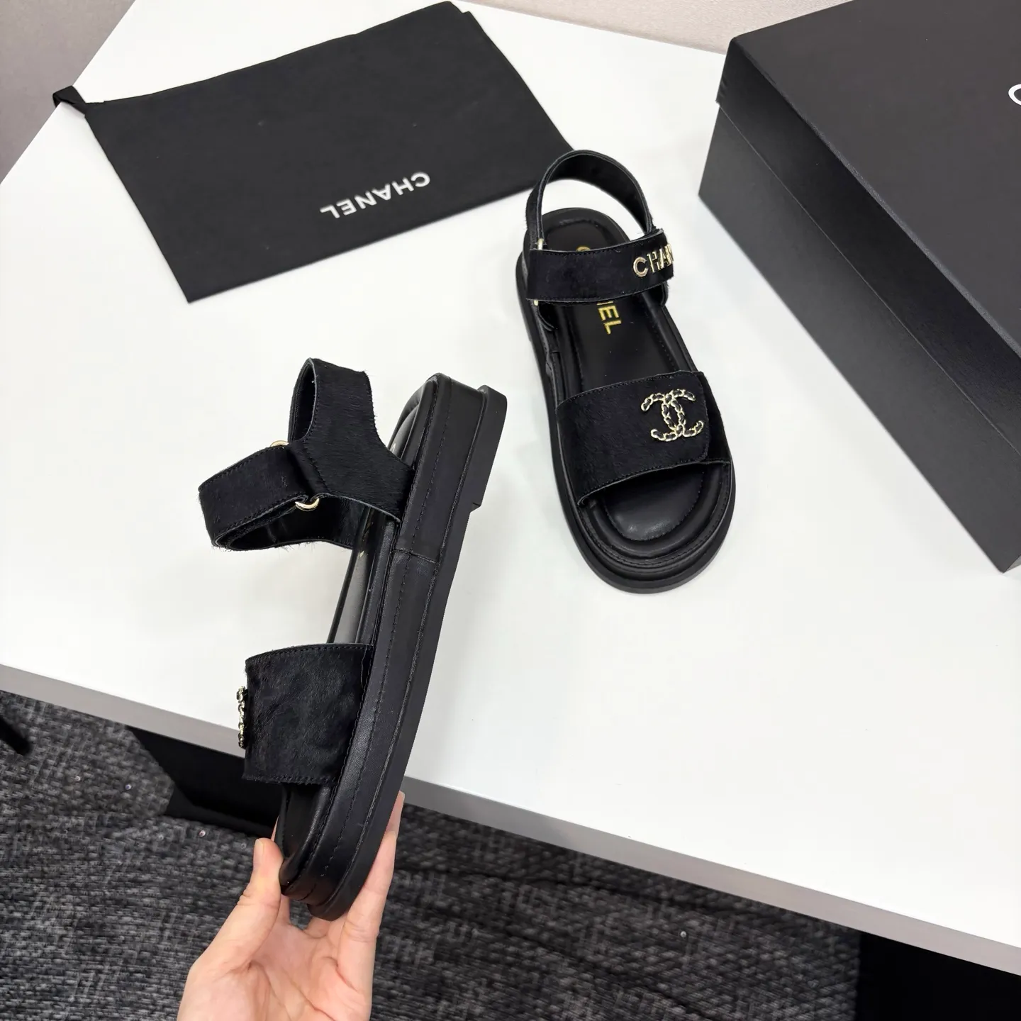 👟👟Ex-factory price 560👟👟Chanel Chanel's new early autumn thick-soled sandals are popular on catwalks on major social platforms. One of the most popular sandals at the moment. Soft and comfortable on the feet. Horsehair upper imported from Italy. Sheepskin feet. Original molded outsole Size: 35-40 (41 customized)